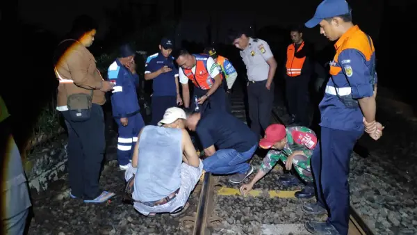 Tim gabungan saat menangkap dua pria pencuri kabel listrik aliran atas KRL di Bogor. (Sumber Foto: Dok. PT KAI)