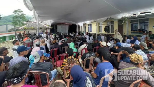 Warga saat mendapatkan paparan proyek Geothermal Gunung Halimun dari pihak PT DMCG di Balai Desa Sirnarasa. Kamis (12/2/2026). (Sumber: SU/Ilyas Supendi)
