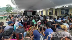 Warga saat mendapatkan paparan proyek Geothermal Gunung Halimun dari pihak PT DMCG di Balai Desa Sirnarasa. Kamis (12/2/2026). (Sumber: SU/Ilyas Supendi)