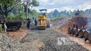 Pengaspalan jalan di Desa Mekarjaya, Ciemas Sukabumi, mulai dikerjakan sebagai langkah awal pemenuhan tuntutan warga oleh pengelola tambang emas. (Sumber Foto: Istimewa)