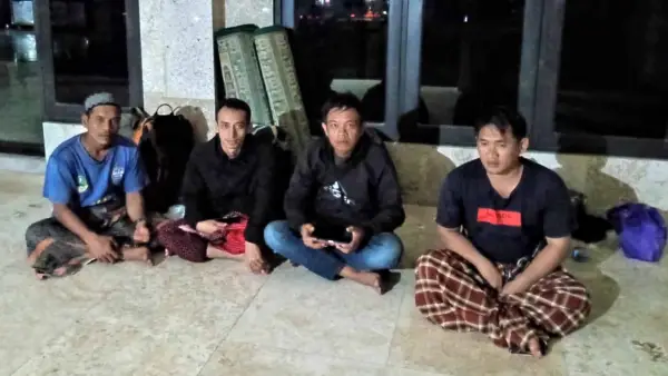 Potret memprihatinkan sejumlah buruh asal Kabupaten Sukabumi saat beristirahat di sebuah masjid di Kendari, Sulawesi Tenggara, Rabu (12/2/2026). (Sumber Foto: Istimewa)