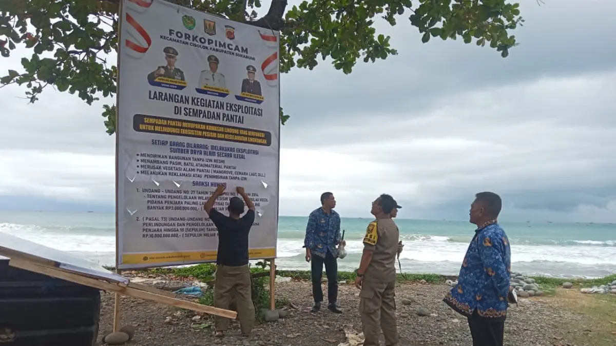 Marak Bisnis Batu Pantai, Banner Larangan Eksploitasi Benteng Alam Dipasang di Pesisir Cisolok
