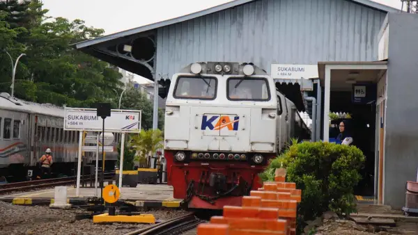 KA Pangrango berangkat dari Stasiun Sukabumi. (Sumber Foto: Dok. PT KAI)