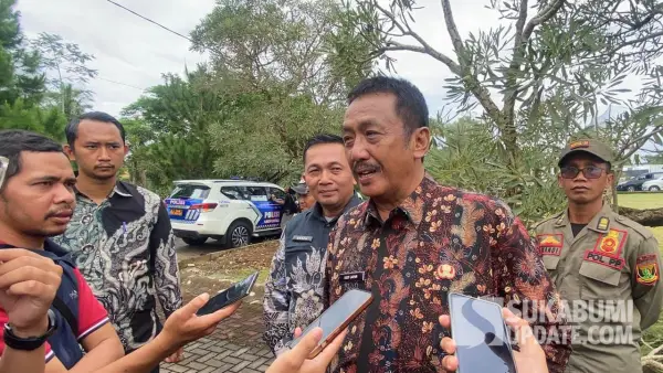 Bupati Sukabumi, Asep Japar saat diwawancarai di Pendopo Sukabumi. Jumat (13/2/2026). (Sumber: SU/Turangga Anom)