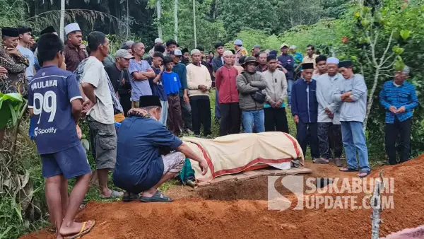 Suasana pemakaman jenazah Lani (64), petani asal Kecamatan Jampangkulon, Kabupaten Sukabumi, Jumat (13/2/2026) sore. (Sumber Foto: Istimewa)