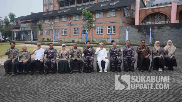 Pengurus Yayasan Praditya Jala Adhigana berfoto bersama pejabat tinggi TNI AL dan pemerintah daerah saat peresmian jenjang SMP Praditya Adhigana Global School di Grand Cikareo Regency, Kota Sukabumi. (Sumber Foto: Dok. SU)