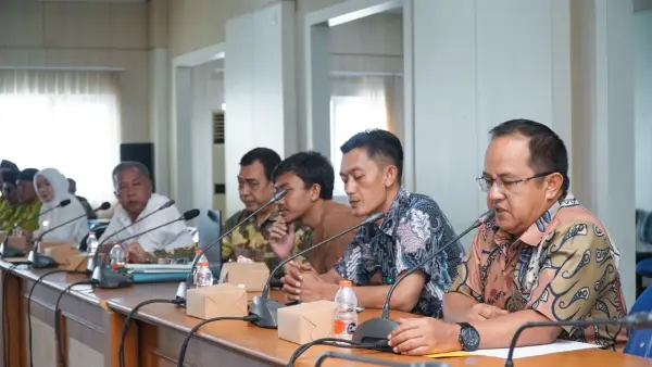 Audiensi sengketa tanah KAmpung Puncak Ceuri, Sagaranten bersama DPRD Kabupaten Sukabumi. (Sumber: Istimewa)