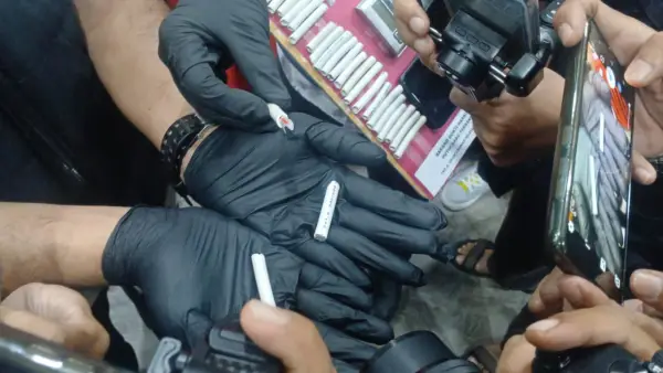 Polisi saat menunjukan barang bukti potongan kabel yang diisi narkotika jenis sabu. (Sumber: Istimewa)