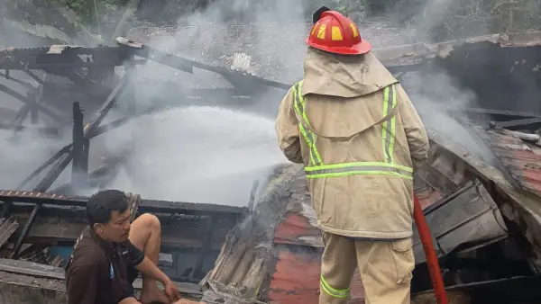 Pemadam saat berusaha memadamkan api yang menghanguskan rumah warga Sukaraja, Kabupaten Sukabumi. Jumat (13/2/3036) sore. (Sumber: Istimewa)