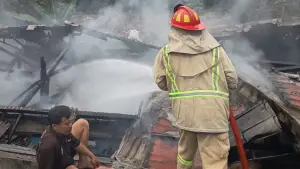 Pemadam saat berusaha memadamkan api yang menghanguskan rumah warga Sukaraja, Kabupaten Sukabumi. Jumat (13/2/3036) sore. (Sumber: Istimewa)