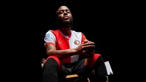 Raheem Sterling diperkenalkan jadi pemain baru Feyenoord (Sumber: Instagram/@feyenoord)