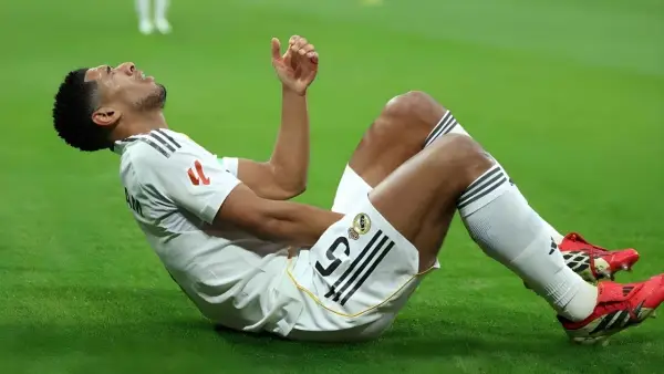 Jude Bellingham meringis kesakitan saat mengalami cedera di pertandingan Real Madrid vs Rayo Vallecano (Sumber: web/espn.com)