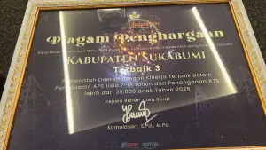 Dinas Pendidikan (Disdik) Kabupaten Sukabumi menerima penghargaan dari Balai Penjaminan Mutu Pendidikan Jawa Barat (Sumber: dok disdik)