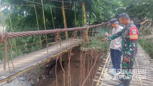 Kondisi Jembatan atau Rawayan Leuwi Pariuk di perbatasan Desa Sekarwangi dan Desa Tenjojaya, Kecamatan Cibadak, Kabupaten Sukabumi, yang terancam roboh usai terjadi longsor | Foto : Ibnu Sanubari
