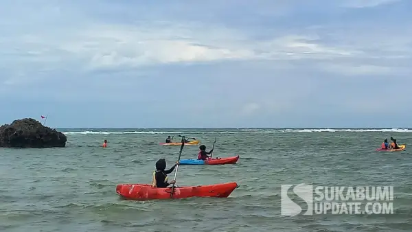 Penampakan wisatawan yang asyik bermain kayak di pantai junggenteng, Sukabumi. Minggu (15/2/2026). (Sumber: SU/Ragil Gilang)