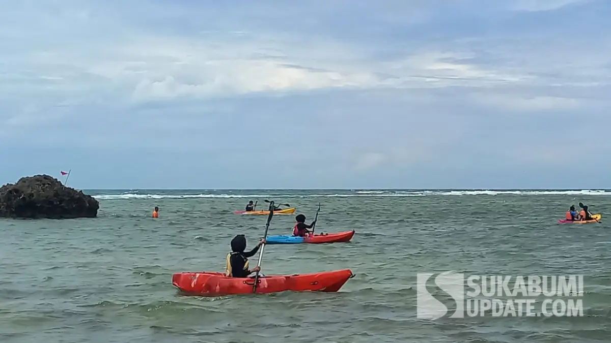 Pantai Ujunggenteng Ramai Dikunjungi, Wisatawan Antusias Coba Wahana Kayak Jelang Ramadan