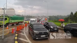 Sejumlah kendaraan pada hari kedua long weekend yang terpantau di Exit Tol Parungkuda, Minggu (15/2/2026). (Sumber : SU/Ibnu Sanubari).