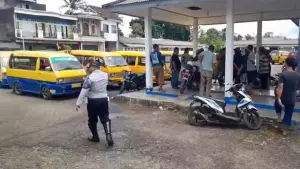 Aksi demonstrasi puluhan sopir angkot di Surade, Sukabumi menolak operasional mobil wara wiri di trayek umum. Senin (16/2/2026). (Sumber : Istimewa)