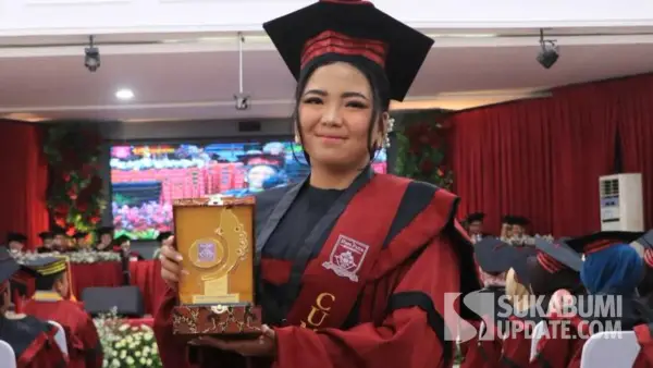 Sharla Two Dilla wisudawan terbaik S1 Manajemen Universitas Nusa Putra (Sumber: sukabumiupdate)