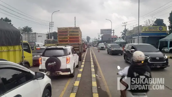 Kondisi arus lalu lintas di sekitar Exit Tol Parungkuda, ruas Tol Bogor-Ciawi-Sukabumi (Bocimi) seksi II, Senin (16/2/2026) sore, terpantau masih padat | Foto : Ibnu Sanubari