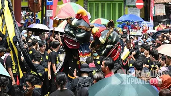 Gie Say, atraksi barongsai Widhi Sakti saat membuka pawai budaya Cap Go Meh 2023 lalu di Kota Sukabumi. (Sumber : (Sumber: sukabumiupdate/saddam).