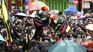 Gie Say, atraksi barongsai Widhi Sakti saat membuka pawai budaya Cap Go Meh 2023 lalu di Kota Sukabumi. (Sumber : (Sumber: sukabumiupdate/saddam).