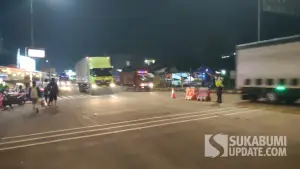 Arus balik di jalur Sukabumi-Bogor terpantau meningkat, Senin (16/2/2026) malam. Satlantas Polres Sukabumi memberlakukan sistem one way dari Karangtengah hingga Exit Tol Parungkuda | Foto : Ibnu Sanubari