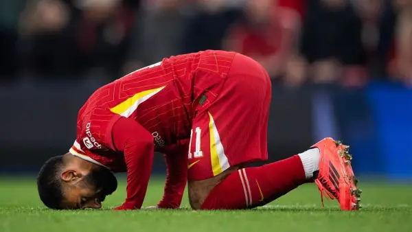 M. Salah melakukan sujud setelah cetak gol untuk Liverpool (Sumber : web/versus.uk.com)