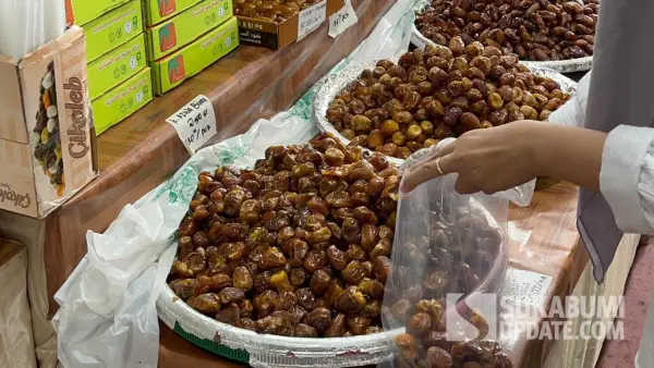 Sajian kurma mulai diburu warga untuk berbuka puasa menjelang hari pertama puasa di Sukabumi. (Sumber: SU/Turangga Anom)