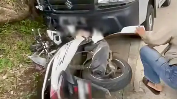 Kondisi mobil Pick Up yang bertabrakan dengan motor honda PCX di jalan provinsi Sagaranten–Jubleg, tepatnya di Kampung Cigadog, Desa Sagaranten, Kecamatan Sagaranten, Kabupaten Sukabumi, Selasa (17/2/2026). (Sumber : Istimewa.)