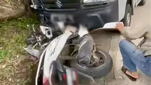 Kondisi mobil Pick Up yang bertabrakan dengan motor honda PCX di jalan provinsi Sagaranten–Jubleg, tepatnya di Kampung Cigadog, Desa Sagaranten, Kecamatan Sagaranten, Kabupaten Sukabumi, Selasa (17/2/2026). (Sumber : Istimewa.)