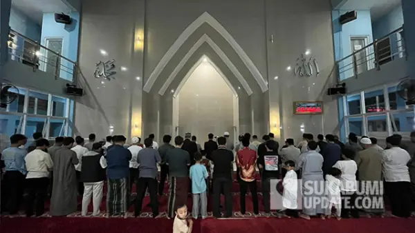 Suasana jemaah yang melaksanakan shalat tarawih perdana Ramadan 1447 Hijriah di Masjid Al-Umm, Selasa (17/2/2026) malam. (Sumber : SU/Turangga Anom).