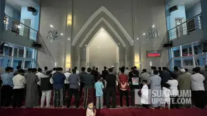 Suasana jemaah yang melaksanakan shalat tarawih perdana Ramadan 1447 Hijriah di Masjid Al-Umm, Selasa (17/2/2026) malam. (Sumber : SU/Turangga Anom).