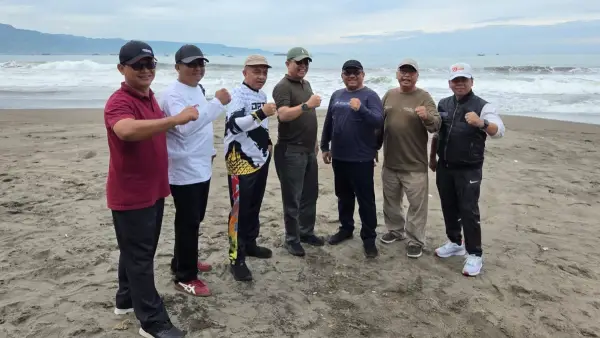Jajaran Pimpinan DPMPTSP Kabupaten Sukabumi di aksi bersih pantai Palabuhanratu (Sumber: dok DPMPTSP)