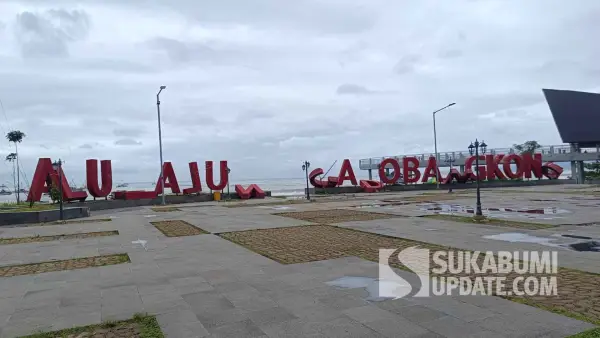 Kondisi memprihatinkan landmark tulisan raksasa Alun-alun Gadobangkong di Palabuhanratu Sukabumi yang rungkad, Rabu (18/2/2026). (Sumber Foto: SU/Ilyas)