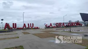 Kondisi memprihatinkan landmark tulisan raksasa Alun-alun Gadobangkong di Palabuhanratu Sukabumi yang rungkad, Rabu (18/2/2026). (Sumber Foto: SU/Ilyas)