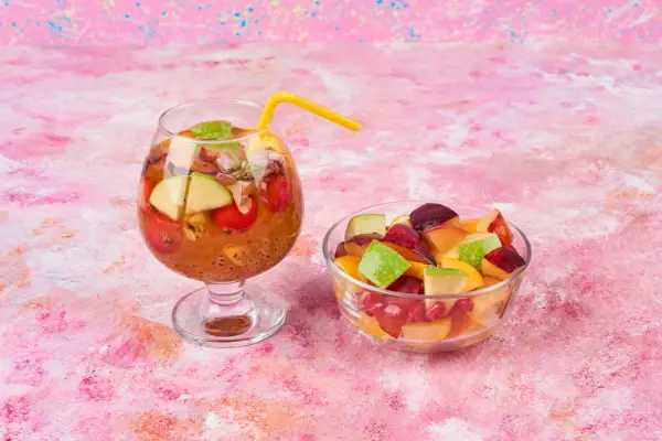 Ilustrasi. Resep Es Buah Sederhana, Minuman Low Budget dan Segar untuk Buka Puasa Ramadan (Sumber : Freepik.com/@azerbaijan_stockers)