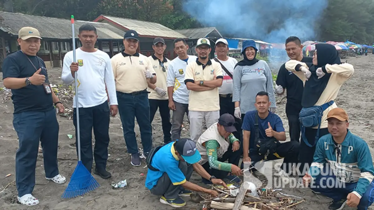 Bersih-bersih di Pesisir Palabuhanratu, Dispar Sukabumi: 16 Meter Kubik Sampah Diangkut