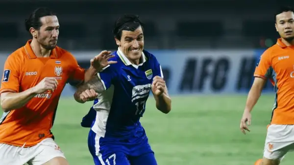 Duel Sergio Castel dengan Daniel Ting di pertandingan antara Persib vs Ratchaburi FC (Sumber: Instagram/@persib)