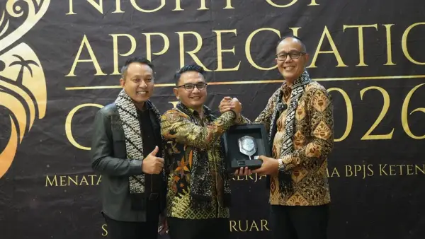 Ayep Zaki bersama Kepala BPJS Ketenagakerjaan Cabang Sukabumi, Ryan Gustaviana. (Sumber: Dokpim)