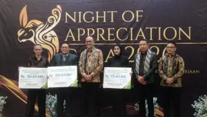 BPJS Ketenagakerjaan cabang Sukabumi saat menyerahkan santunan secara simbolis. (Sumber: Istimewa)