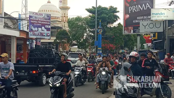 Suasana lalu lintas di Bundaran Surade, Kabupaten Sukabumi yang dipenuhi warga berburu takjil di hari pertama Ramadan 1447 H, Kamis (19/2/2026). (Sumber : SU/Ragil Gilang).