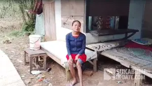 Ani (57 tahun) di rumah kontrakannya di Jampangtengah, Kabupaten Sukabumi | Foto : Ragil Gilang