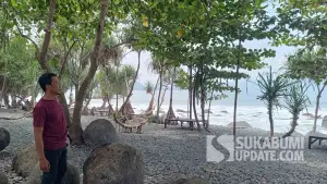 Suasana teduh Pantai Cempaka Ratu Cikakak Sukabumi, dengan rindangnya pandan laut dan pepohonan ketapang yang menjadi daya tarik warga untuk ngabuburit sambil menikmati angin laut. (Sumber Foto: SU/Ilyas)