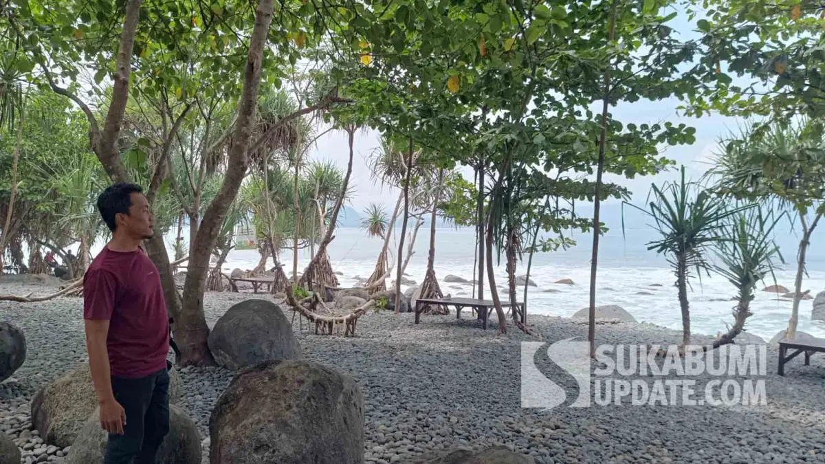Ngabuburit Adem di Pantai Cempaka Ratu Sukabumi, Teduh di Bawah Rindangnya Pandan Laut