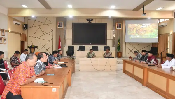 Asda I Setda Kabupaten Sukabumi, Boyke Martadinata saat memimpin musyawarah lintas sektor di Aula Palabuanratu, Kamis 19 Februari 2026 | Foto : Dokpim