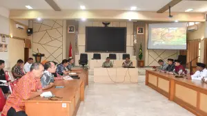 Asda I Setda Kabupaten Sukabumi, Boyke Martadinata saat memimpin musyawarah lintas sektor di Aula Palabuanratu, Kamis 19 Februari 2026 | Foto : Dokpim