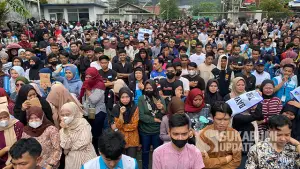 Ribuan buruh PT Muara Tunggal, yang gelar aksi tuntut THR, pada Rabu 18 Februari 2026. (Sumber : SU/Ibnu Sanubari).