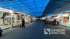 Tenda biru dan lapak pedagang mulai berdiri di sepanjang Jalan Kapten Harun Kabir, Kota Sukabumi, sebagai bagian dari persiapan Pasar Marema jelang Idulfitri 1447 Hijriah, Sabtu (21/2/2026). (Sumber Foto: SU/Turangga Anom)