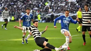 Aksi Federico Gatti menghalau serangan pemain Como di Serie A (Sumber: web/juvetus.com)